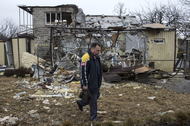 © Reuters. Casa destruída em área residencial de Donetsk