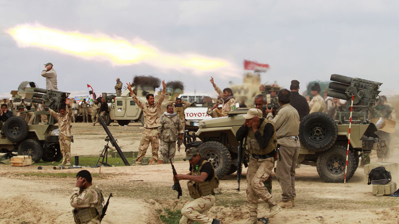© Reuters. سكان تكريت الفارين يخشون العودة مع اقتراب القوات العراقية من اقتحامها