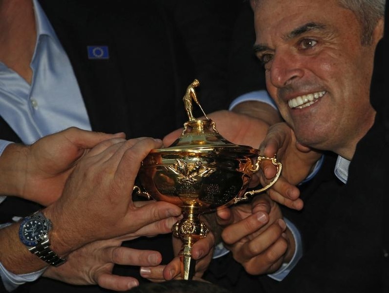 © Reuters. Team Europe golfers and captain Paul McGinley pose with the Ryder Cup after the closing ceremony of the 40th Ryder Cup at Gleneagles