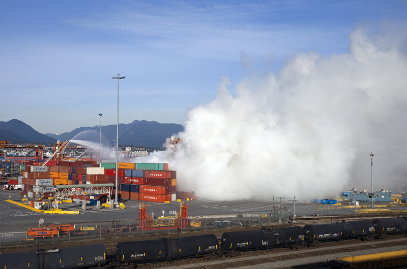 © Reuters. ميناء كندي يستأنف معظم عملياته بعد توقف جراء حريق في حاوية شحن