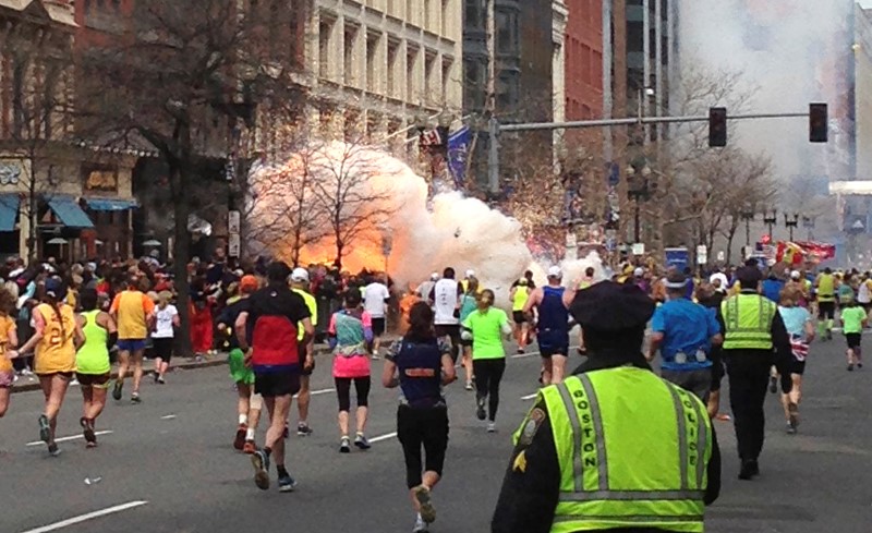 © Reuters. Correria após explosão de bomba na Maratona de Boston em 2013