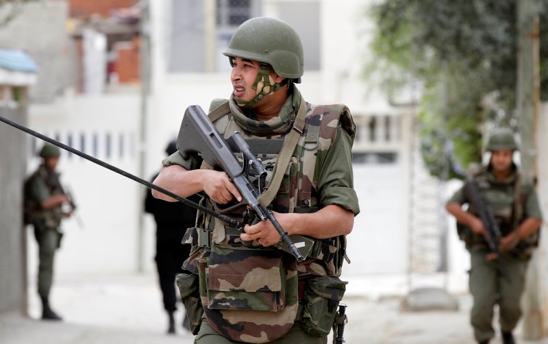 © Reuters. تونس تضبط مخبأ كبيرا للاسلحة قرب الحدود مع ليبيا