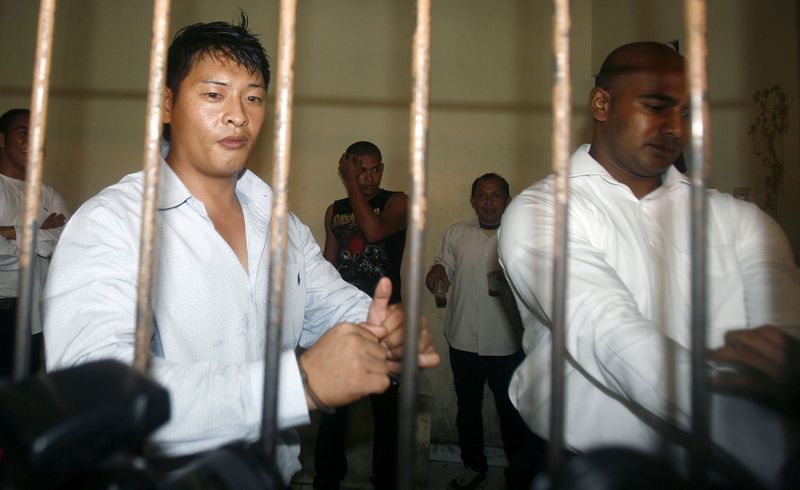 © Reuters. File photo of Australian Andrew Chan and Myuran Sukumaran waiting in a temporary cell for their appeal hearing in Denpasar District Court in Indonesia's resort island of Bali