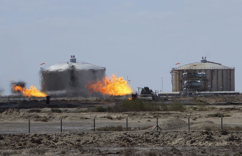 © Reuters. Факелы попутного газа на нефтепроводе с месторождения Зубайр в Басре