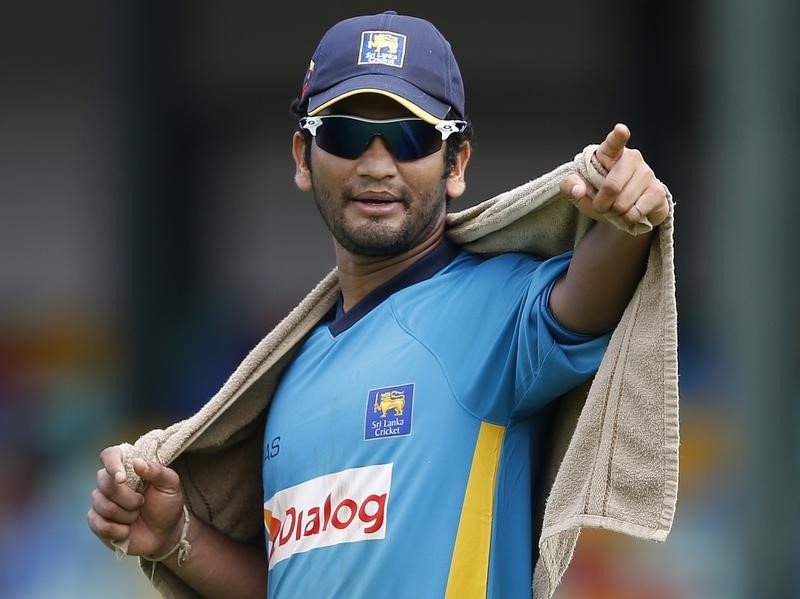 © Reuters. Sri Lanka's Karunaratne gestures during a practice session ahead of their second and final test cricket match against Pakistan in Colombo