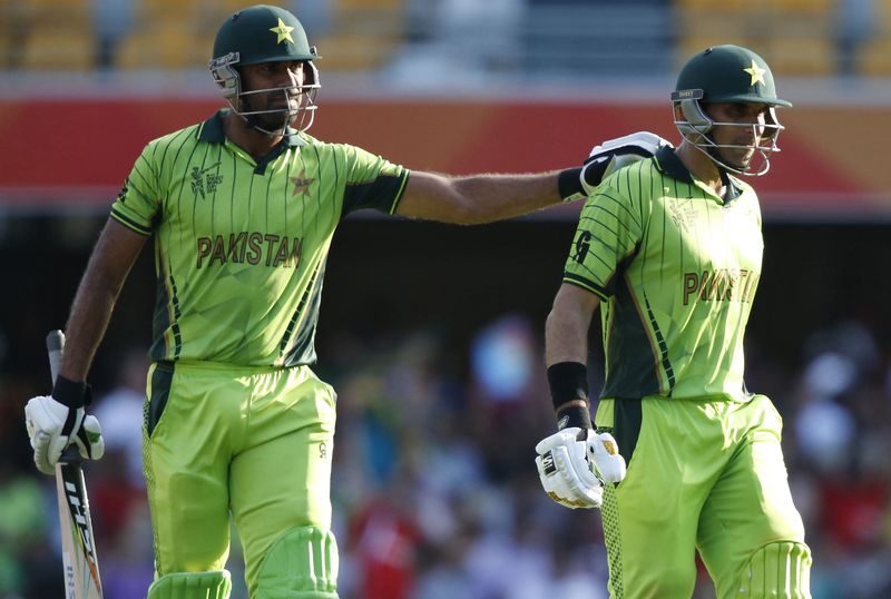 © Reuters. Pakistan's Wahab Riaz touches his captain Misbah-ul-Haq on the shoulder after he was dismissed for 73 runs during their Cricket World Cup match against Zimbabwe at the GABBA in Brisbane