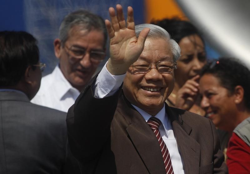 © Reuters. Vietnam's Communist Party General Secretary Nguyen Phu Trong waves in front of Jose Ramon Balaguer, Cuba's member of the communist party, during his departure at Havana's Jose Marti airport