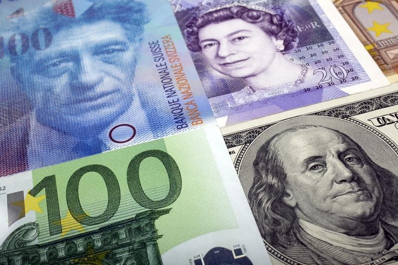 © Reuters. الاسترليني يصعد لأعلى مستوى في 7 سنوات أمام اليورو ويتراجع مقابل الدولار