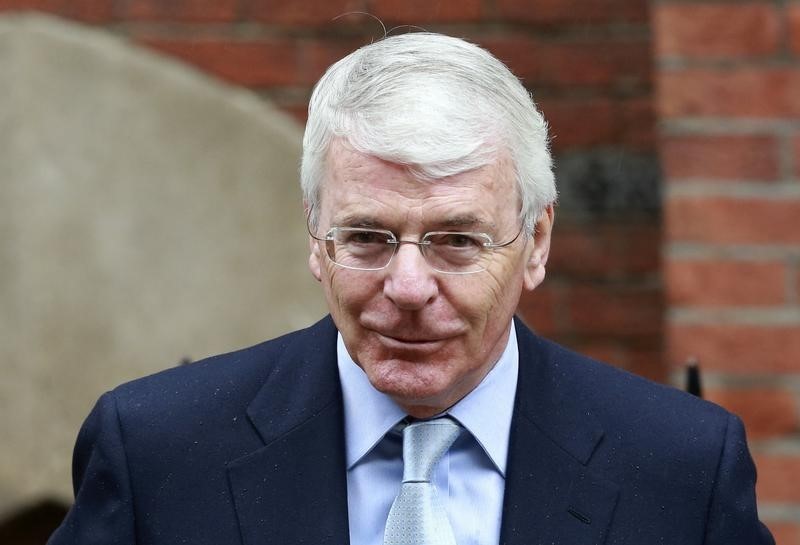 © Reuters. Former British Prime Minister John Major arrives to give evidence to the Leveson Inquiry into the ethics and practices of the media, at the High Court in London