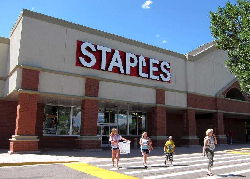 © Reuters. A family leaves the Staples store in Broomfield