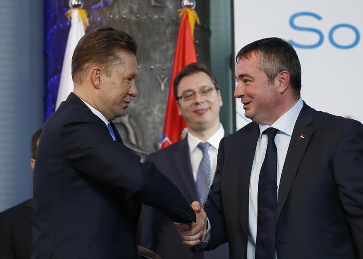 © Reuters. Глава Газпрома Алексей Миллер жмет руку руководителю Srbijagas Душану Баятовичу