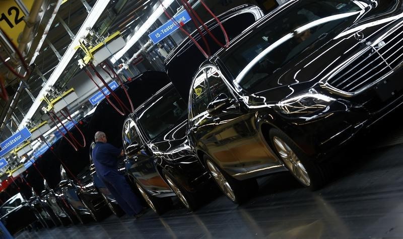 © Reuters. Workers assemble Mercedes-Benz S-class models at their plant in Sindelfingen near Stuttgart