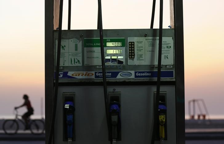 © Reuters. Bomba de gasolina em posto na praia de Copacabana, no Rio de Janeiro