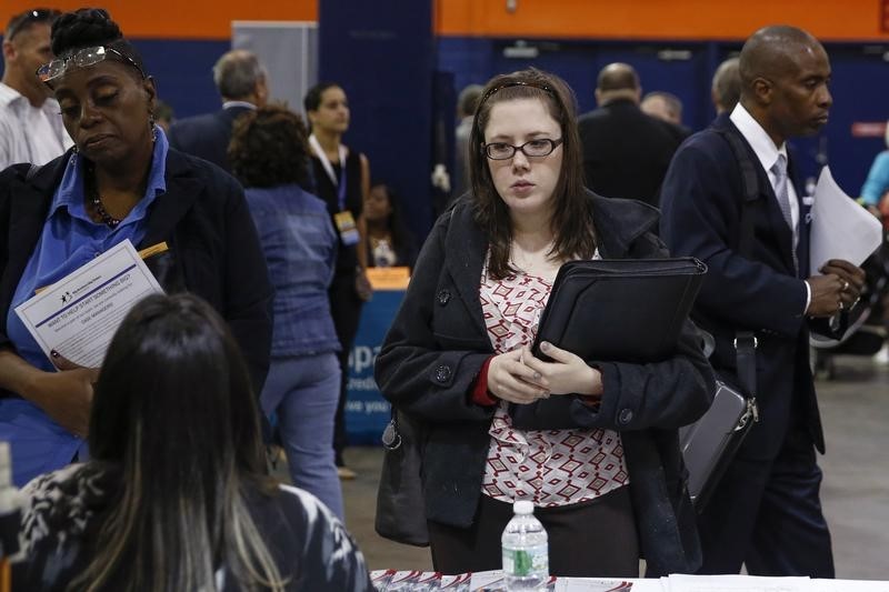 © Reuters. People speak with job recruiters at the Nassau County Mega Job Fair at Nassau Veterans Memorial Coliseum in Uniondale, New York