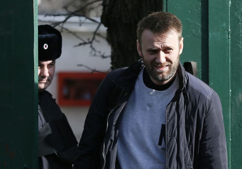 © Reuters. Crítico do Kremlin Alexei Navalny saindo do centro de detenção em Moscou