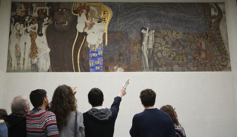 © Reuters. Visitantes olhando o quadro "Beethoven Frieze" de Gustav Klimt, em Viena
