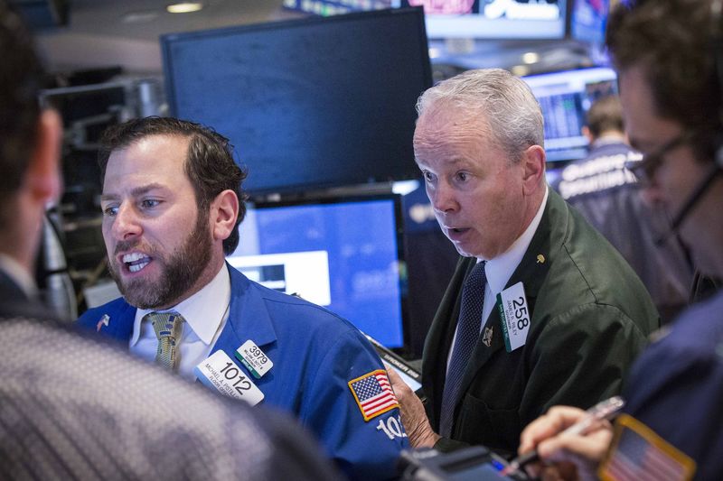 © Reuters. مؤشرات الأسهم الأمريكية تنزل عند الفتح بعد بيانات وظائف قوية