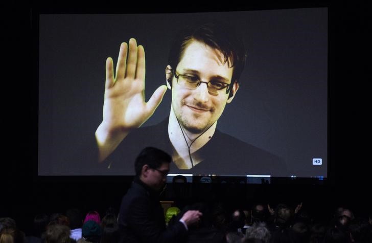 © Reuters. Former U.S. National Security Agency contractor Edward Snowden appears live via video during a student organized world affairs conference at the Upper Canada College private high school in Toronto