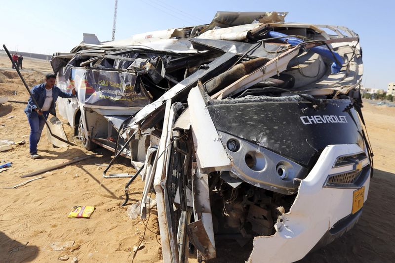 © Reuters. متحدث: مقتل 7 وإصابة 24 في تصادم قطار وحافلة مدرسية بمصر