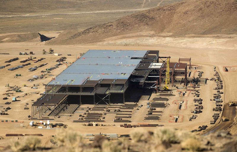 © Reuters. The Tesla Gigafactory is shown under construction outside Reno, Nevada