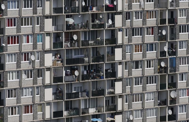 © Reuters. LE LOGEMENT SOCIAL VA ÊTRE RÉFORMÉ POUR LUTTER CONTRE LES GHETTOS URBAINS