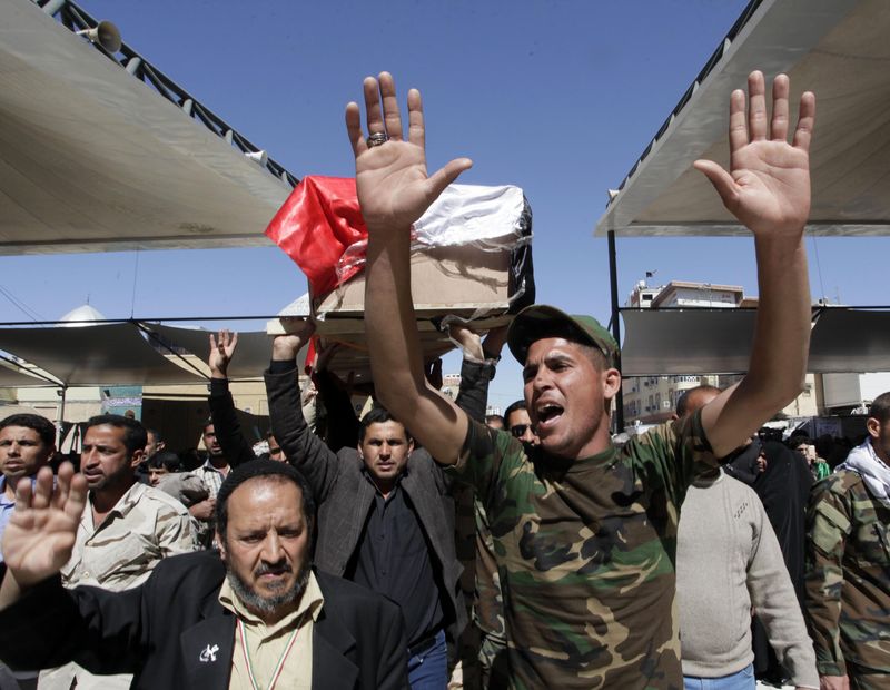 © Reuters. Apoiadores seguram caixão de combatente xiita morto em confronto com Estado Islâmico