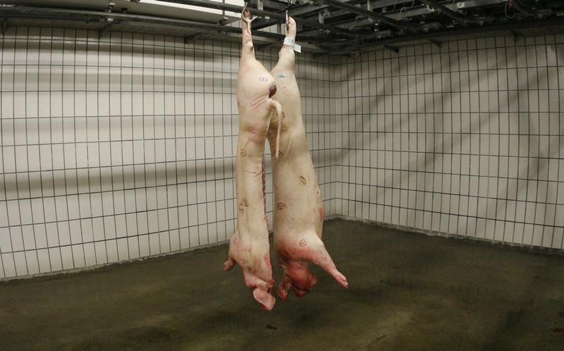 © Reuters. LES OFFRES DE REPRISE DES ABATTOIRS AIM REPOUSSÉES AU 19 MARS