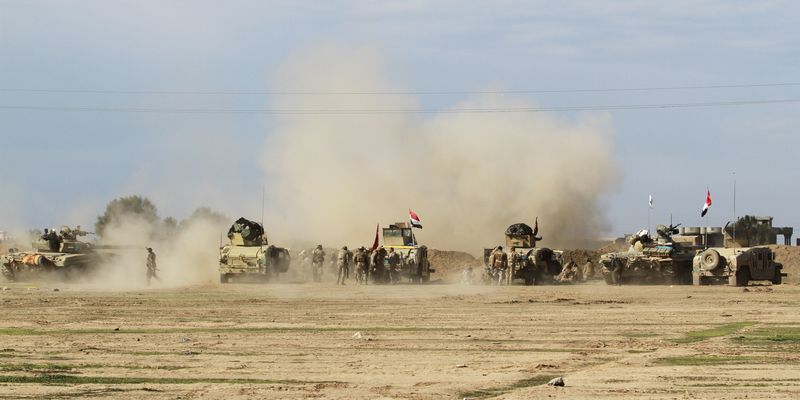 © Reuters. الجنود العراقيون يدخلون مدينة استراتيجية على مشارف تكريت