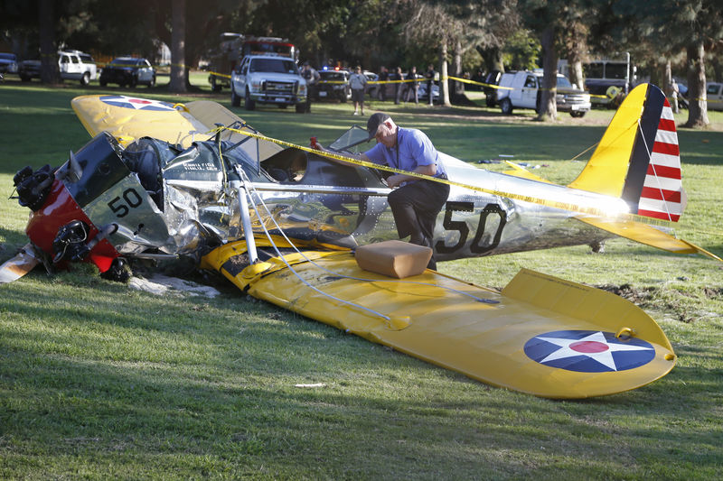 © Reuters. Avião pilotado por Harrison Ford se acidenta em campo de golfe em Los Angeles 