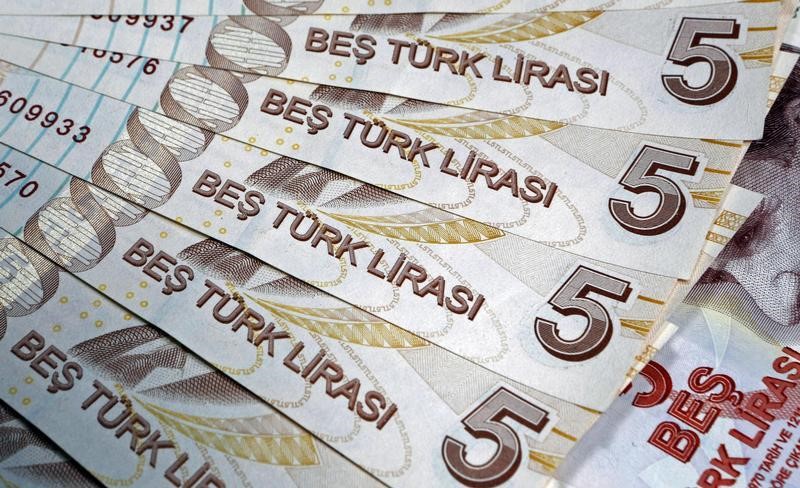 © Reuters. وزير الاقتصاد التركي: هبوط الليرة أمر مؤقت سببه المضاربات