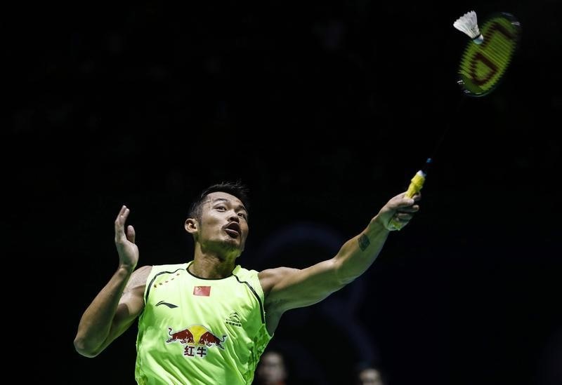 © Reuters. China's Lin returns a shot to India's Srikanth during their men's singles final at Badminton China Open in Fuzhou