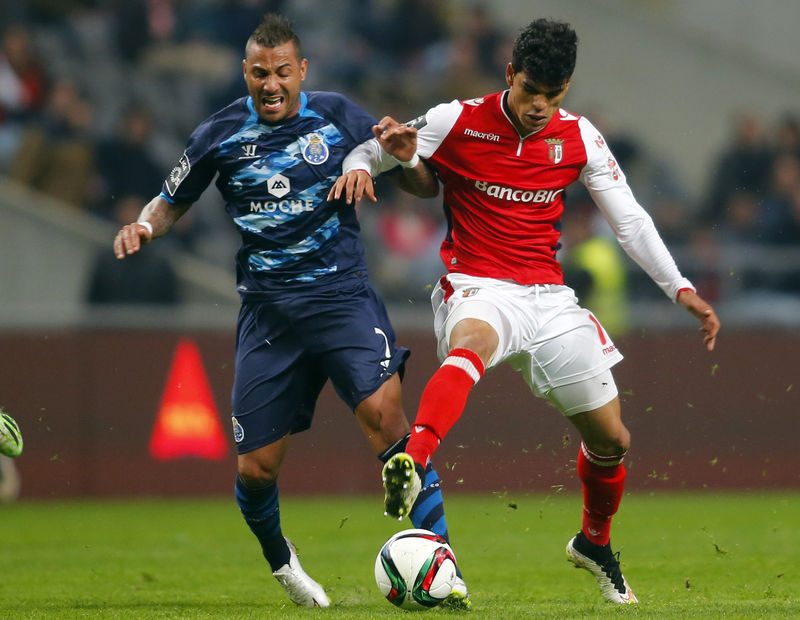 © Reuters. Braga's Danilo fights for the ball with Porto's Quaresma during their Portuguese Premier League soccer match at the municipal stadium in Braga