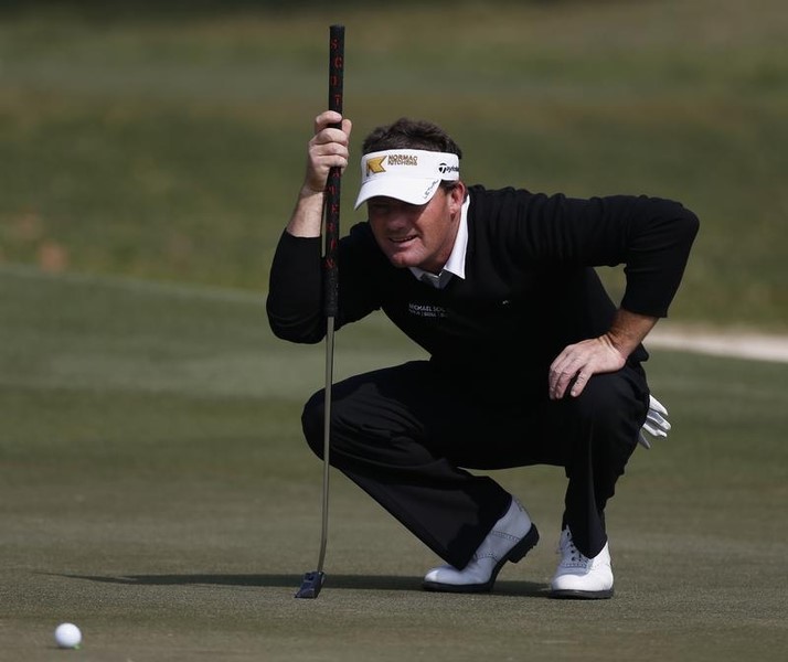 © Reuters. Germany's Alex Cejka lines up a putt on the 17th green during the second day of the European Tour Hong Kong Open golf tournament