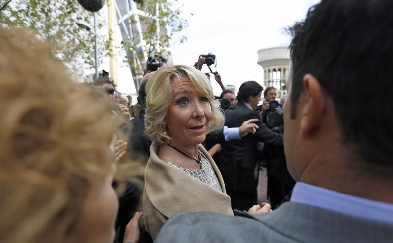 © Reuters. Aguirre y Cifuentes, candidatas del PP a alcaldía y comunidad de Madrid