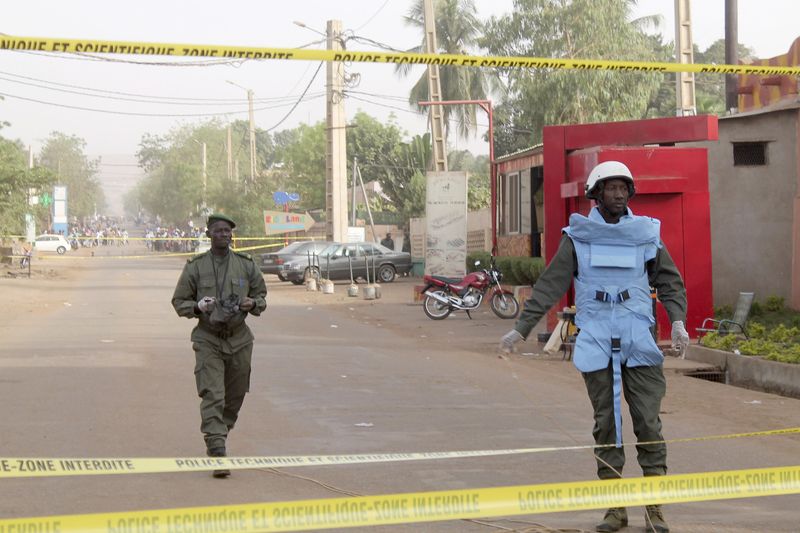 © Reuters. مقتل خمسة بينهم فرنسي وبلجيكي في هجوم على مطعم في مالي