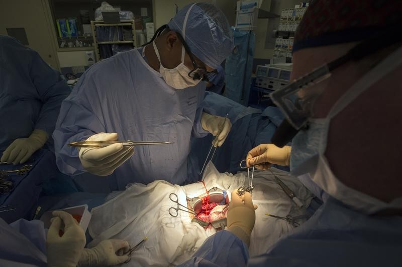 © Reuters. مستشفى بسان فرانسيسكو يجري سلسلة نادرة من عمليات زرع الكلى