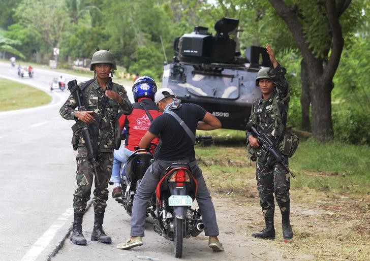 © Reuters. جيش الفلبين يقتل 14 متمردا إسلاميا وهجومه يستمر ثلاثة أيام أخرى