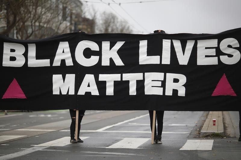 © Reuters. La muerte de joven negro a manos de la policía en EEUU desata nuevas protestas