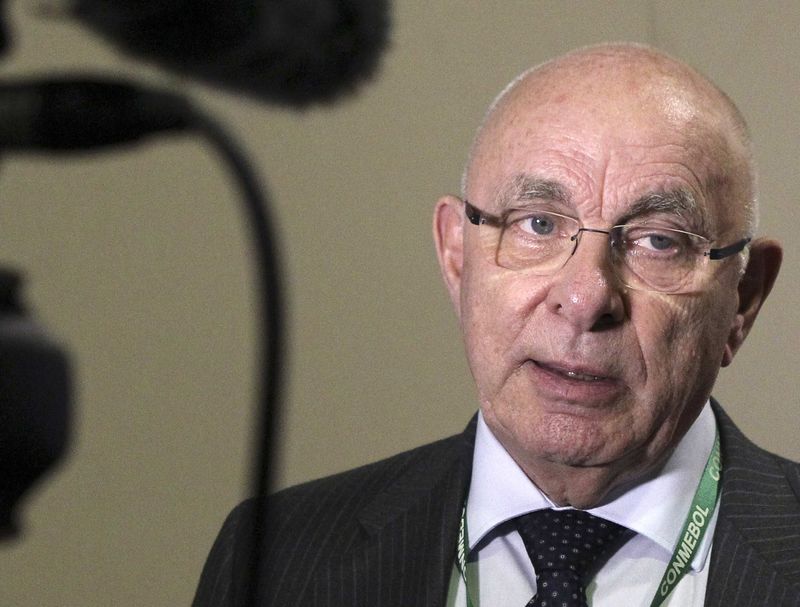 © Reuters. Sería más fácil desbancar a Blatter en la FIFA con un solo candidato, dice Van Praag