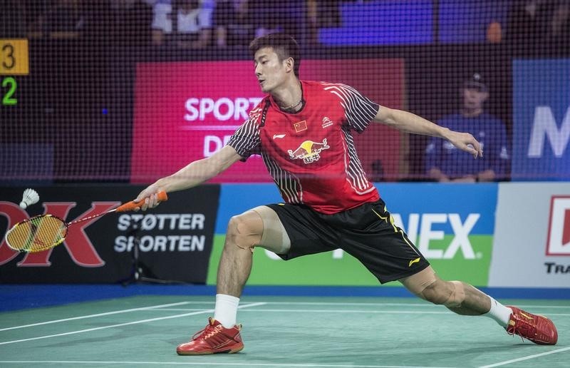 © Reuters. Chen of China plays against Son of South Korea during the men's singles badminton final at the Denmark Open 2014 in Odense
