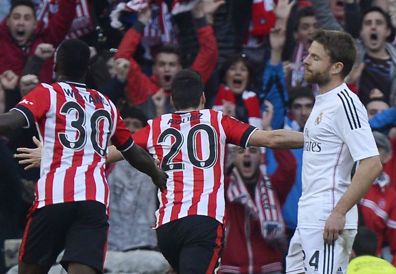 © Reuters. Athletic Bilbao's Williams and Aduriz celebrate a goal next to Real Madrid's Illarramendi  during their Spanish first division match in Bilbao