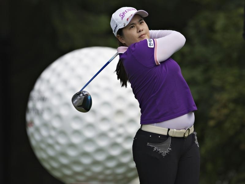 © Reuters. Park In-bee of South Korea hits off the sixth tee during the first round of the LPGA Canadian Women's Open golf tournament in Coquitlam