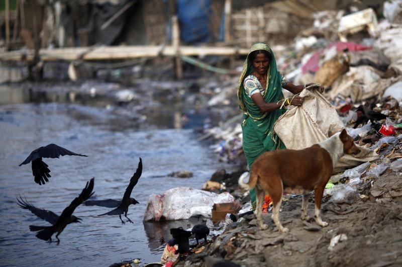 © Reuters. ماذا يقتل النساء أكثر من الإيدز وسرطان الثدي؟ المياه الملوثة