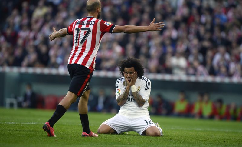 © Reuters. La derrota del Madrid en Bilbao abre la puerta del liderato al Barça