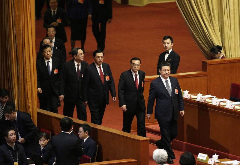 © Reuters. China's President Xi, Premier Li and other leaders arrive for a plenary meeting of the NPC in Beijing