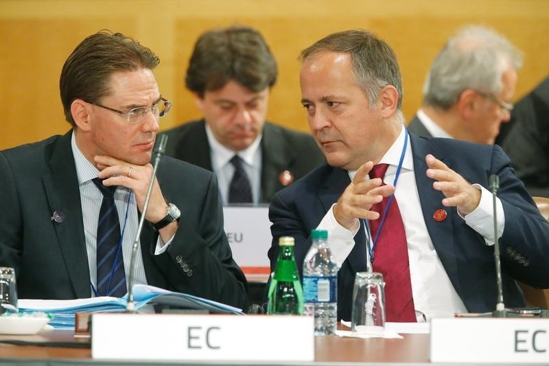 © Reuters. Coeure del BCE dice que el "tiempo se acaba" para revisar el rescate griego