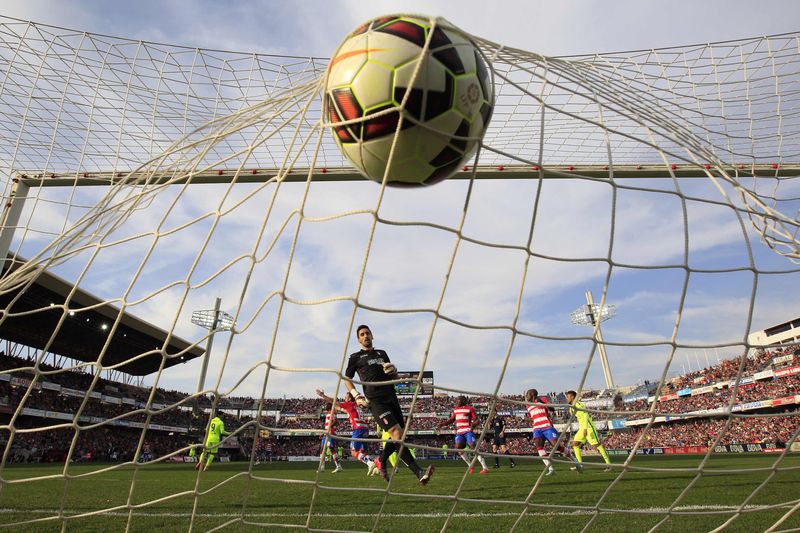 © Reuters. Messi consigue su 'hat-trick' número 32 y sienta un nuevo récord en España