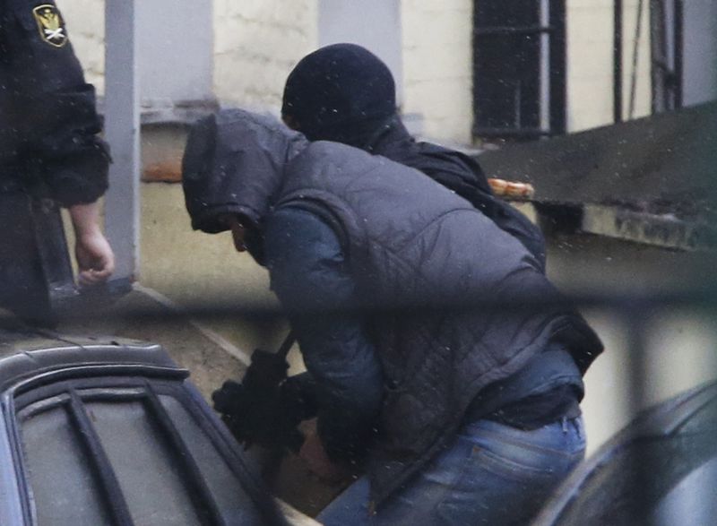 © Reuters. قاض روسي: اعتراف أحد الرجلين المتهمين باغتيال نيمتسوف بضلوعه في الجريمة