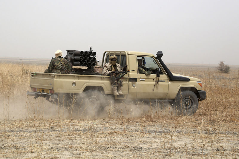 © Reuters. تشاد والنيجر تشنان هجوما عسكريا على جماعة بوكو حرام في نيجيريا