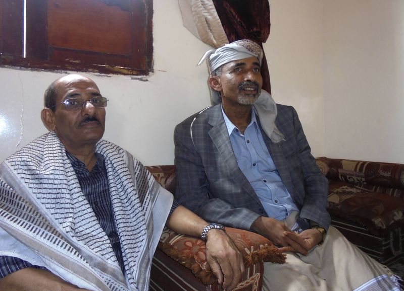 © Reuters. Yemen's Defence Minister General Subaihi sits with Governor of the southern province of Lahej, Majidi in Subaihi's house in al-Subaiha area of Lahej